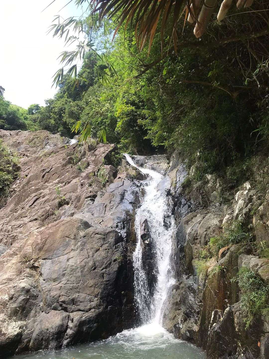 美丽的瀑布给游客带来惊喜