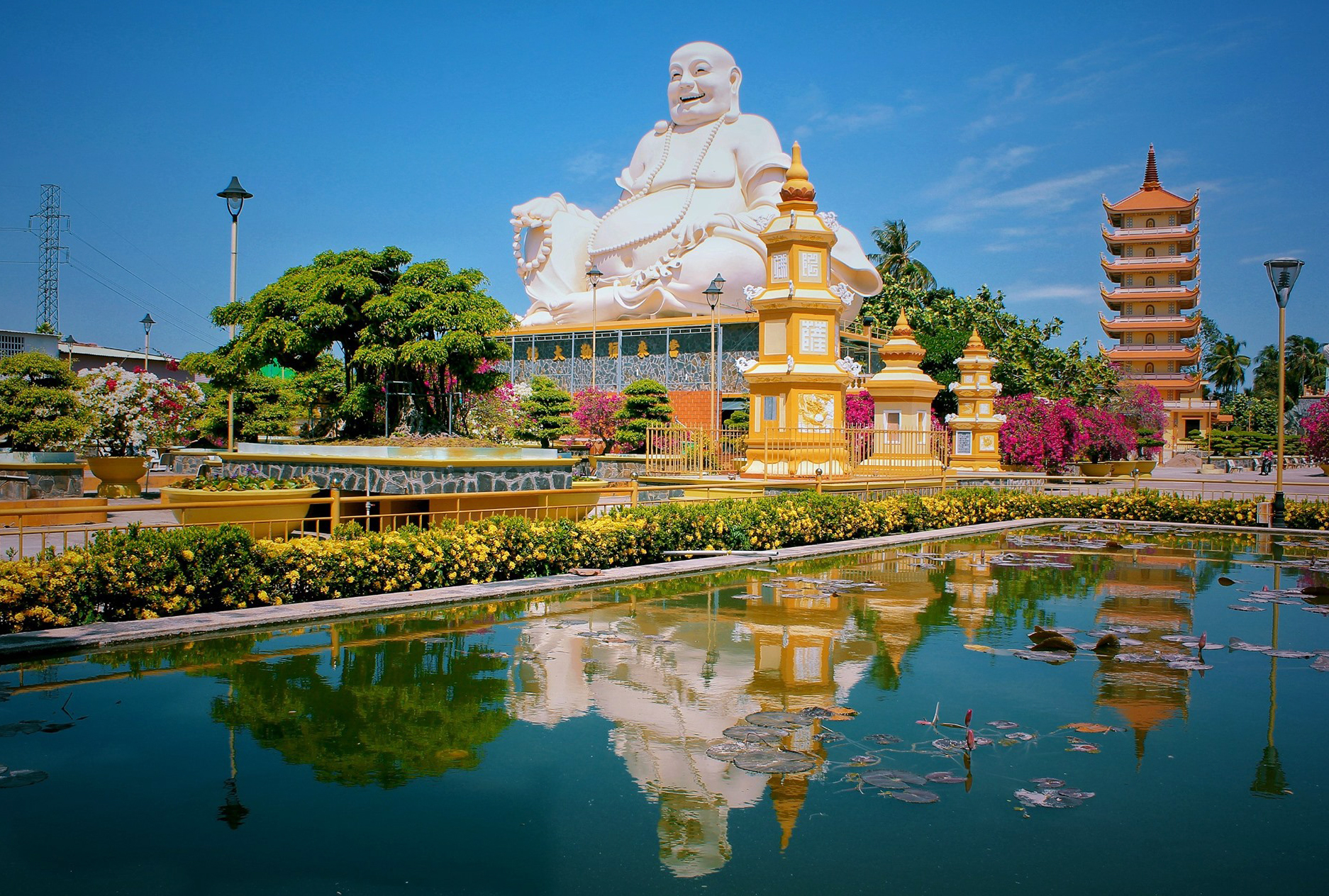 Vinh Trang Pagoda: A Harmonious Blend of Eastern and Western Cultures