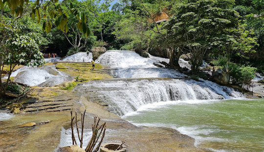 From the top of the waterfall to the foot of the waterfall, it stretches about a few hundred meters through 3 layers of rock.