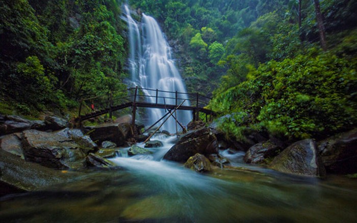 Pu Nhu Waterfall - A watercolor painting in the mountains and forests of the Northwest