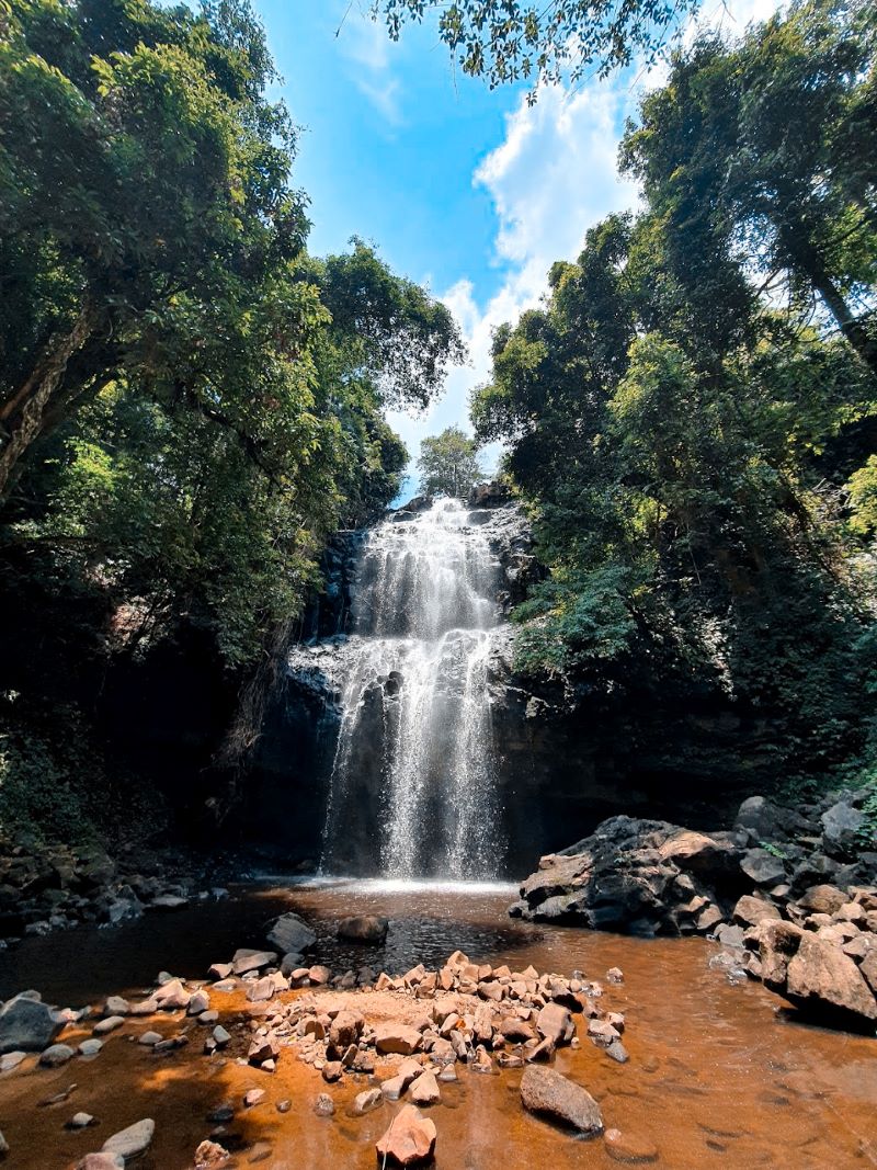 Not as noisy or intense as Lieng Nung waterfall, coming to Luu Ly waterfall in Dak Nong, visitors will enjoy a quiet green space with lush green trees.