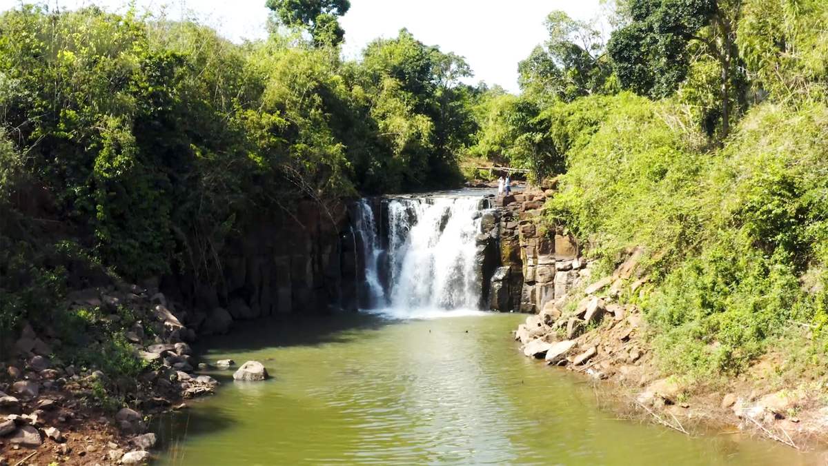 盘东瀑布 (Pan Toong Waterfall) 有着非常梦幻般的美丽，位于雄伟的山脉和森林之中