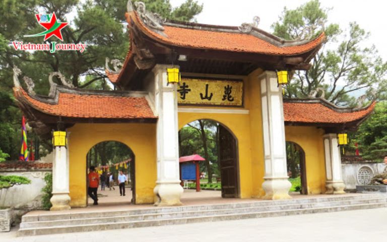 The entrance to Con Son Pagoda