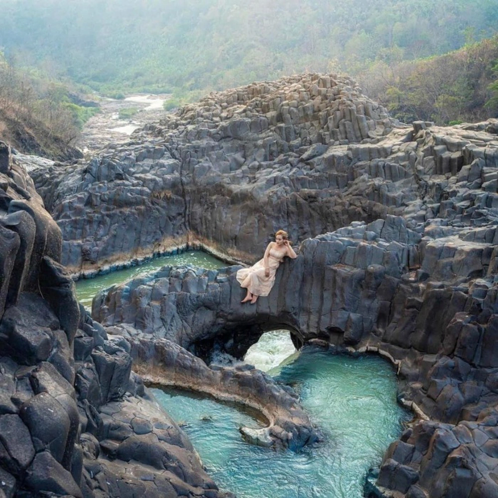 莽洋古岩激流