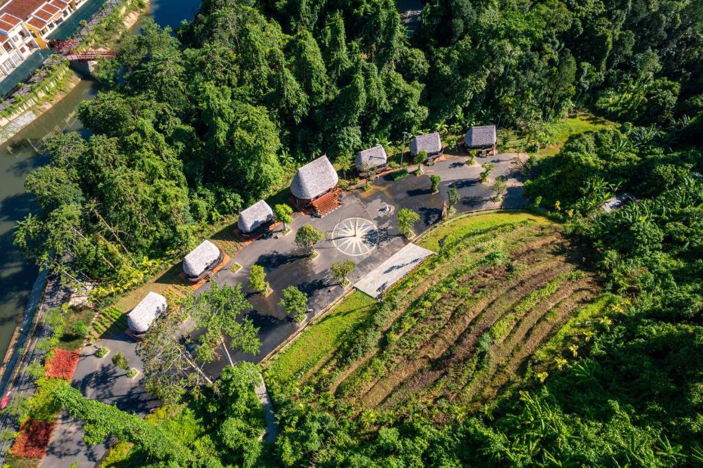 欣赏令人印象深刻、雄伟的山地和森林景观