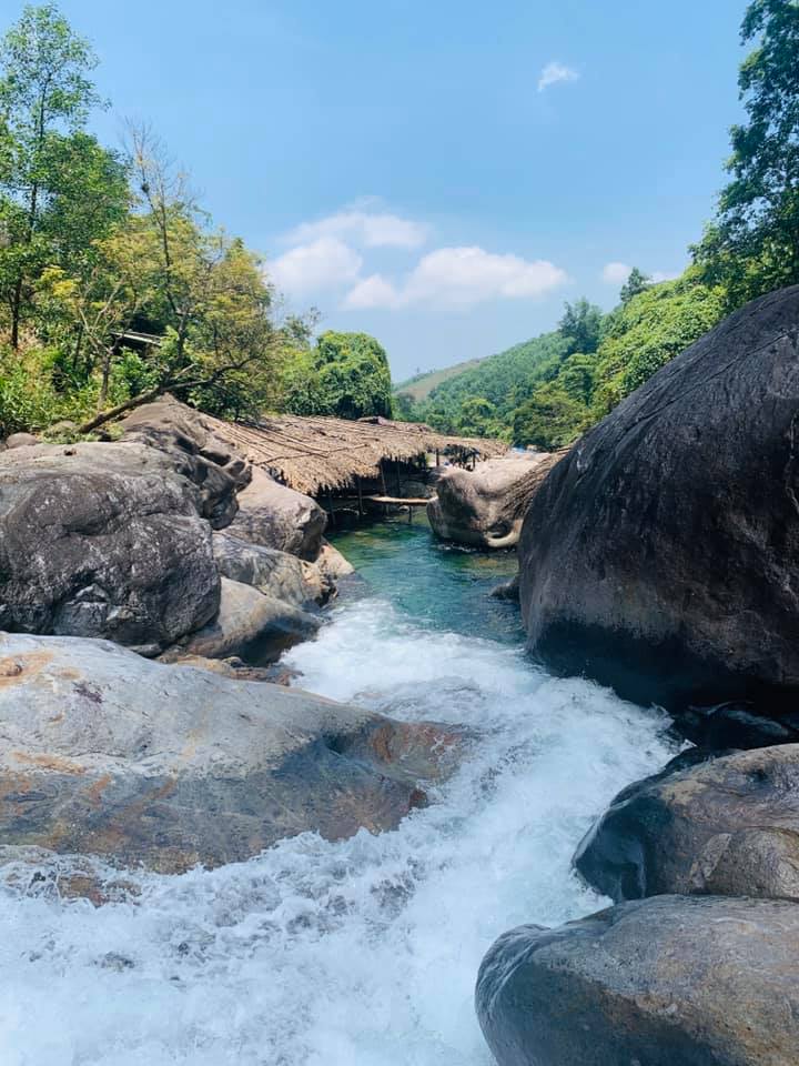 由于溪流贯穿山腰，游客可以自由探索最理想的沐浴地点。