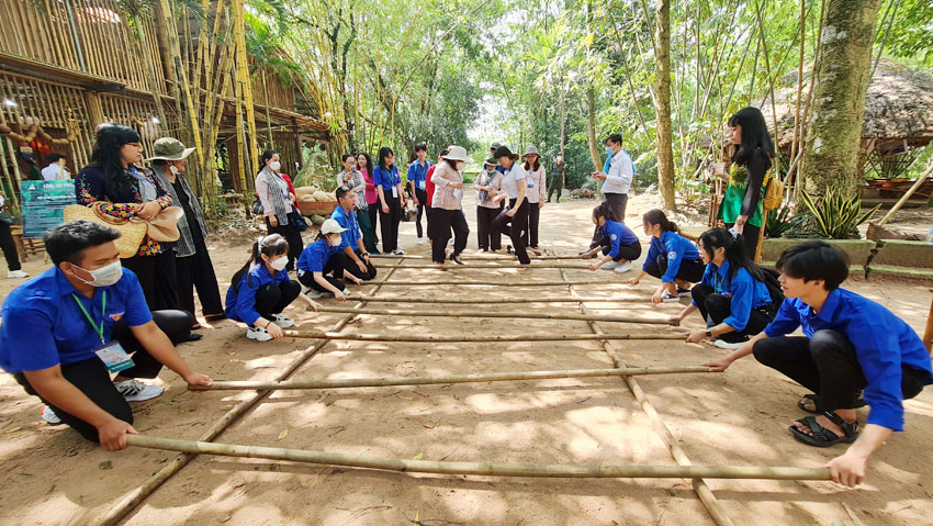 Unique game when coming to Phu An bamboo village