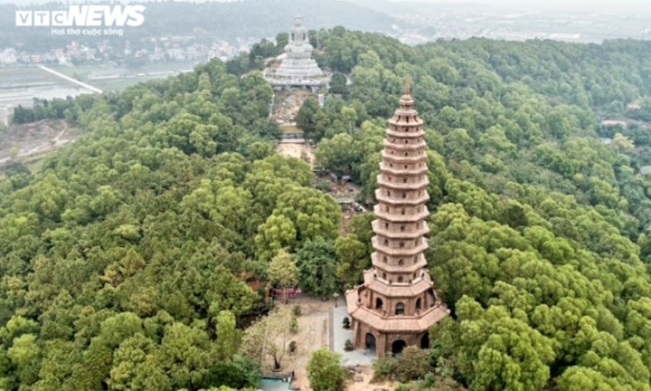 Explore the thousand-year-old Phat Tich pagoda through a camera angle from above