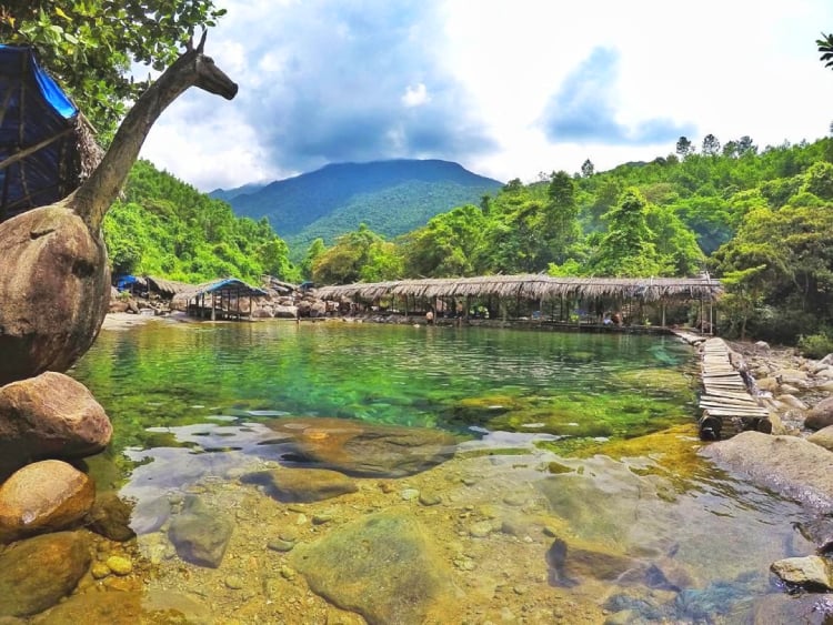 来到这里，游客还可以沉浸在象泻湖清澈的天然游泳池中，该游泳池位于两个宽达 30 平方米、深 2 米的美丽瀑布之间。