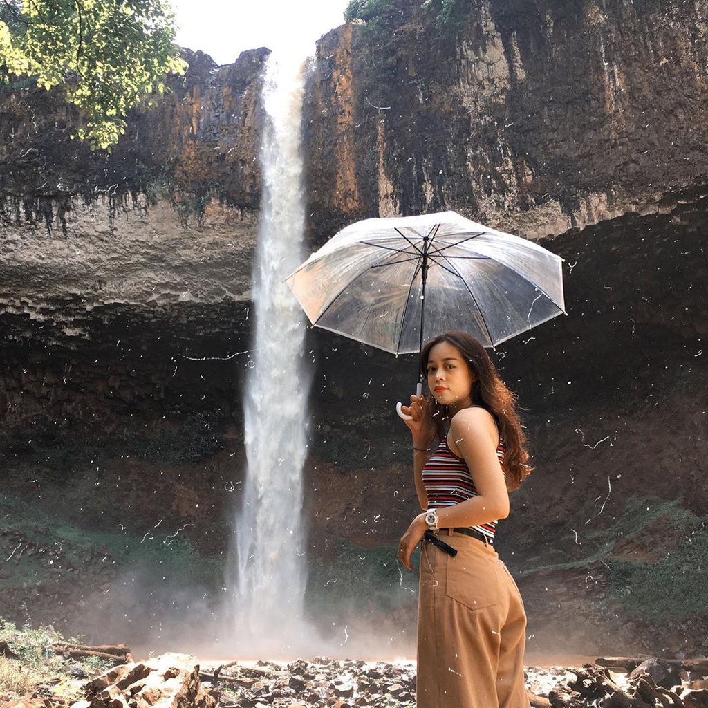 Every view at the waterfall is a "million-like" background, from the forest, waterfall to the blue lake surface.