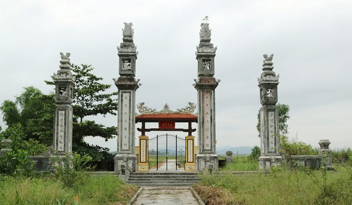 The palace worships Ton That Thuyet