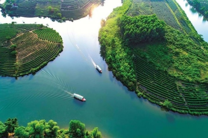 The beauty of Lake Suoi Cuoi from above.