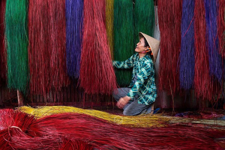 Hoi Thai Binh village is considered the cradle of sedge mat weaving in Vietnam