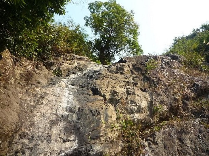 The rainy season is much more beautiful because of all kinds of high and low waterfalls in the middle of the wild mountains of the thousands of Western Yen Tu forest.