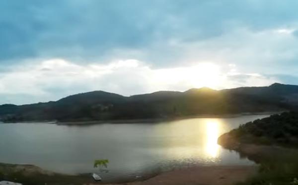 The peaceful scenery of Lake Suoi Nua in the morning.