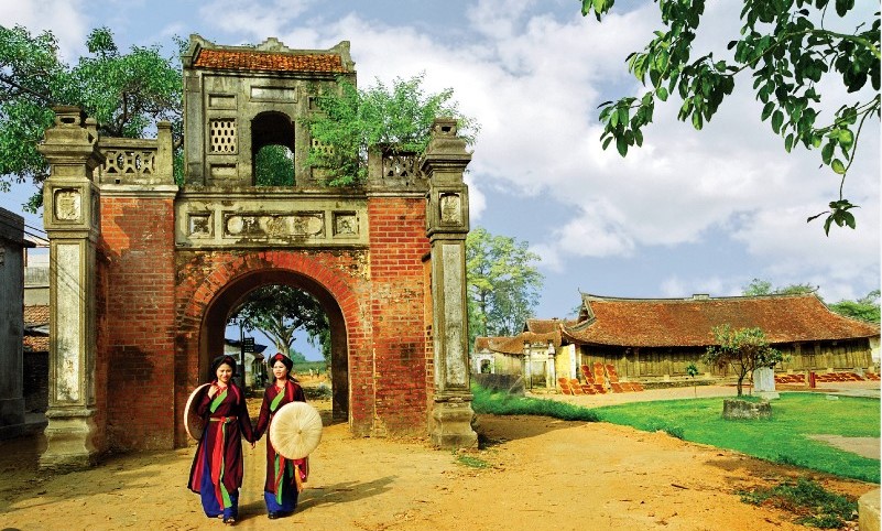 Van Ha village is a countryside with a long tradition of historical and cultural, still preserving many cultural features of an ancient Vietnamese village