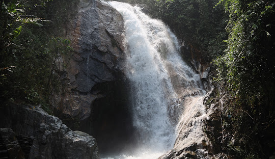 Van Mo waterfall (Waterfall hut)