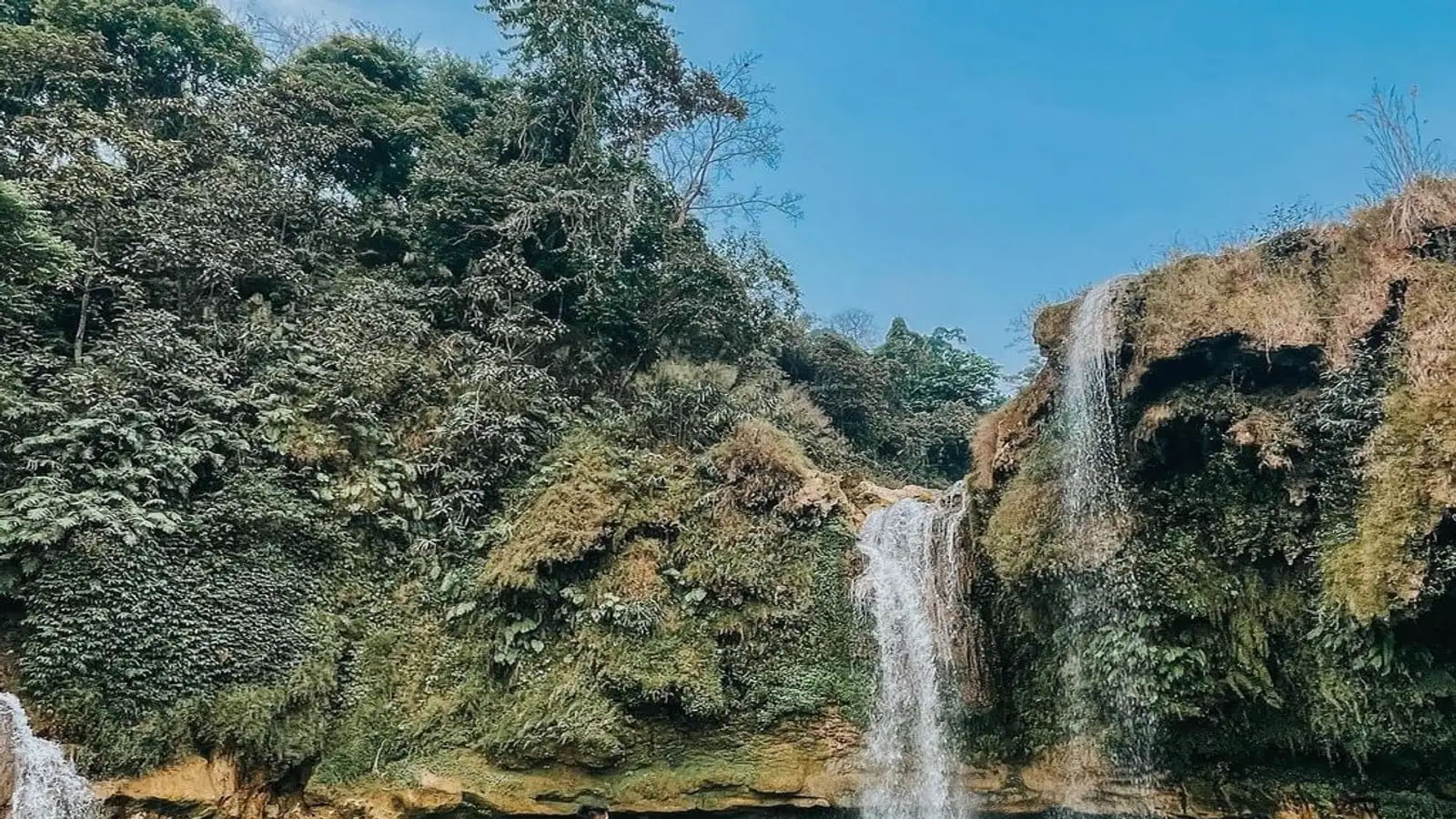 Thác nước Hang Chiêng là địa điểm du lịch Sơn Động Bắc Giang siêu cuốn hút.