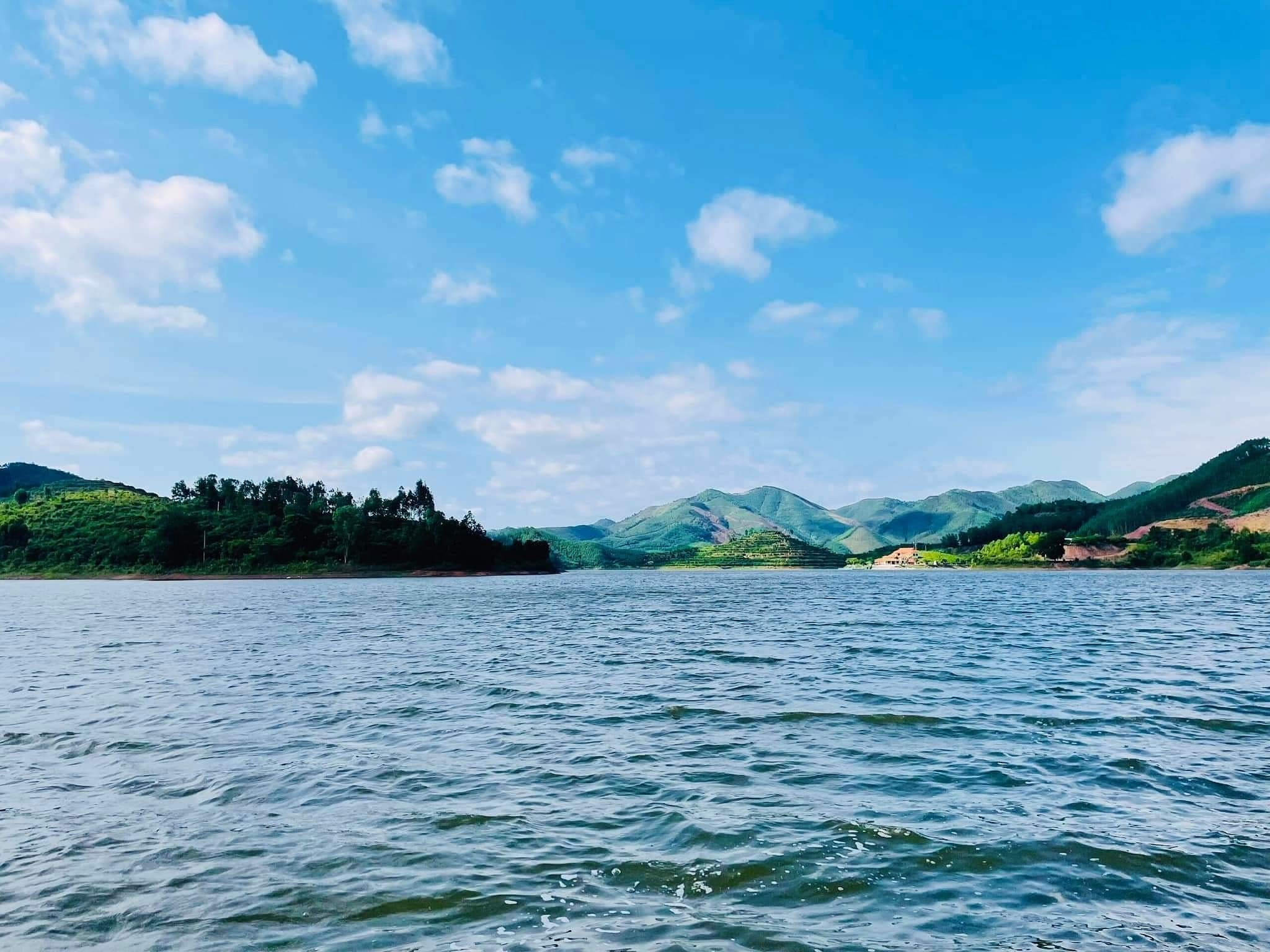 Admire the peaceful beauty of Ho Suoi Lake.