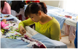 Tourists are able to learn and learn the process of embroidery of thanh Ha thread