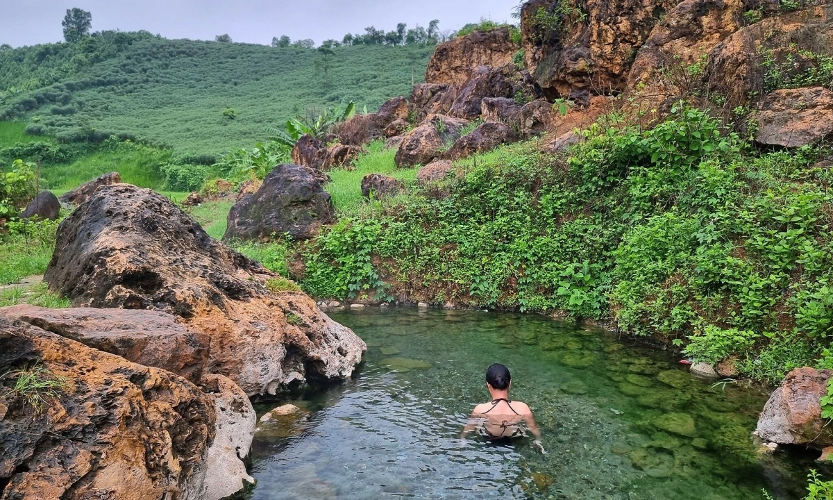 Suối nước nóng Bản Mạc