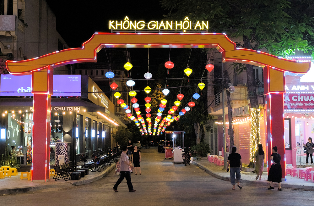 Hoi An space attracts many tourists in Thanh Hoa pedestrian street