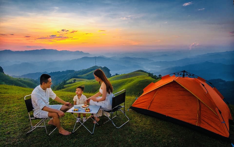 Đồi cỏ Lủng Tráng là một ngọn đồi xinh đẹp và rộng lớn giữa đất trời Ba Bể, hiện lên với một gam màu xanh bạt ngàn, đẹp như tranh vẽ.