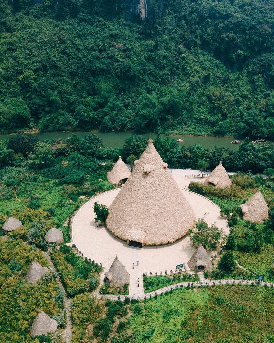 Visiting the leaf hut model to recreate the lives of prehistoric people in Trang An to help visitors better understand the history and culture of this land.