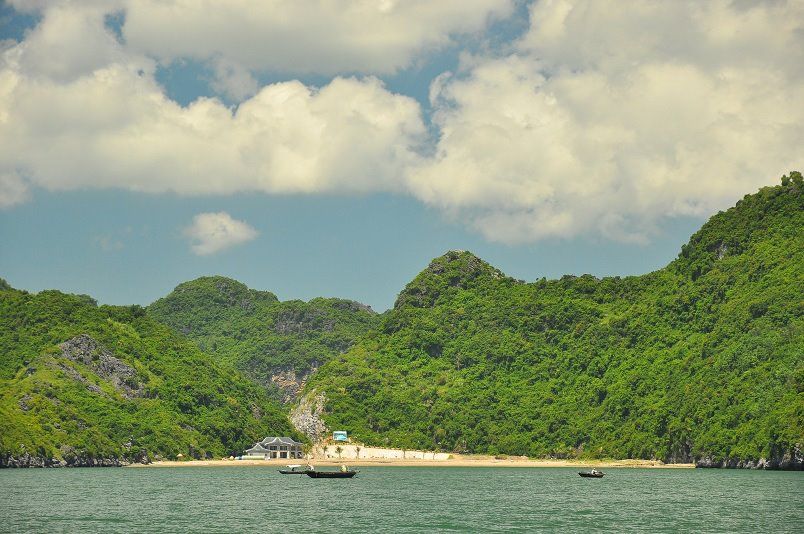 Nơi đây sở hữu bầu không khí trong lành, thiên nhiên thơ mộng hữu tình. Vì thế, từ lâu, bãi Vạn Bội đã trở thành điểm dừng chân của những du khách muốn tìm đến một chốn bình yên tại vịnh Lan Hạ.