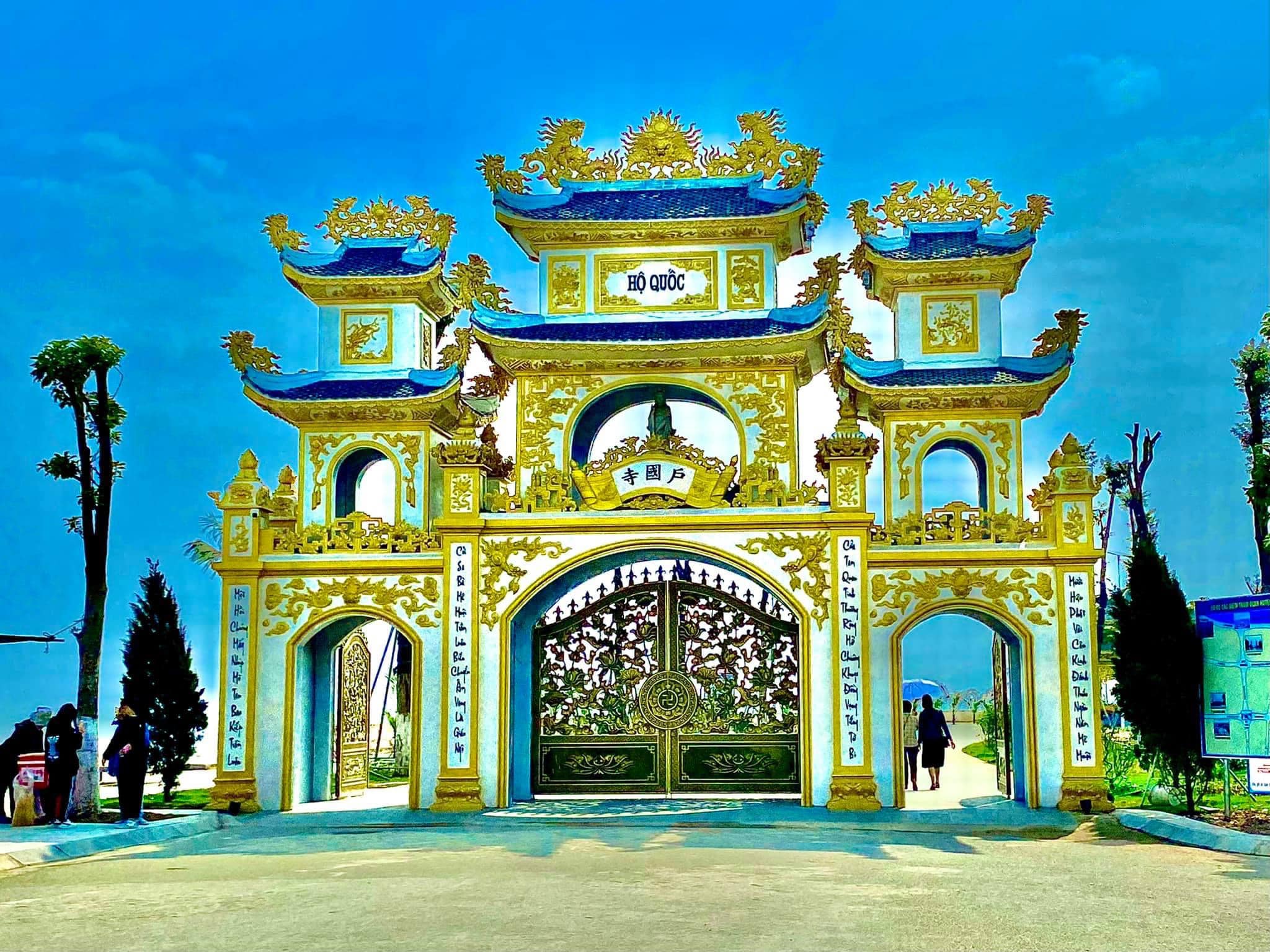 Bong Hai Tien Pagoda, with a peaceful and pure space, is an ideal destination to find peace in life