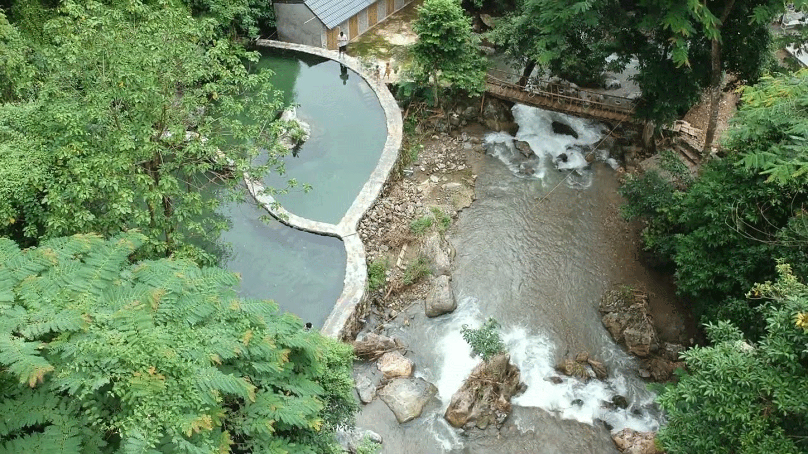 Suối nước nóng Bản Mạc