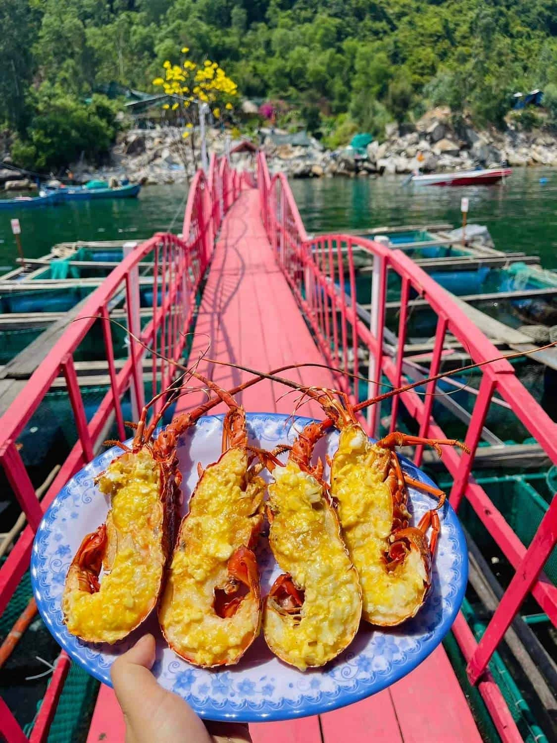 떠 다니는 뗏목에서 해산물을 즐기는 것은 흥미로운 경험입니다