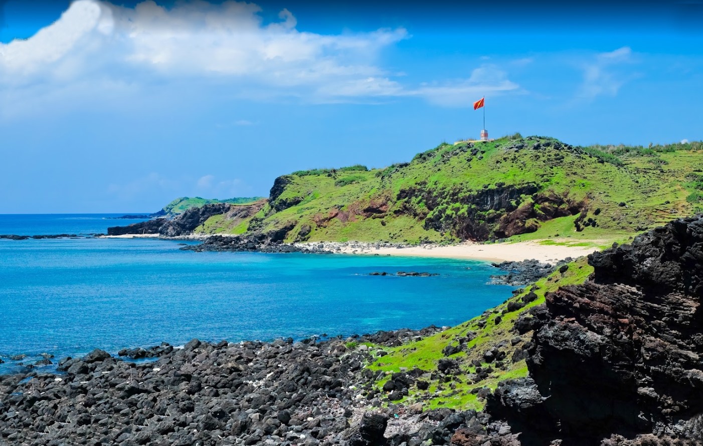 Small small beach, airy, clear blue sea should be suitable for visitors to have fun, enjoy fresh air.