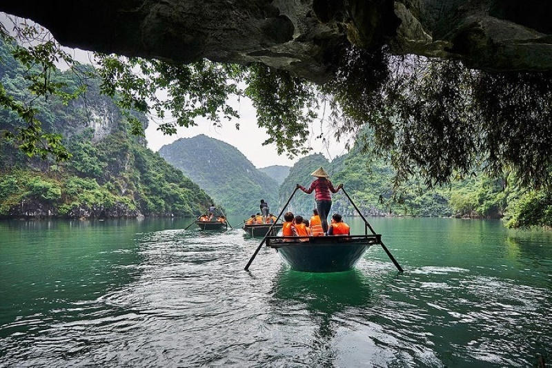 Hang Luồn là một trong những điểm tham quan có cảnh sắc thiên nhiên thơ mộng và bình yên đang thu hút đông đảo giới trẻ ưa khám phá.