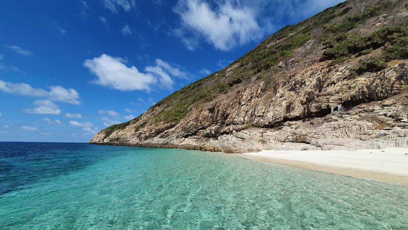 The slope beach has a prime location and easy to access, so it attracts a lot of visitors.