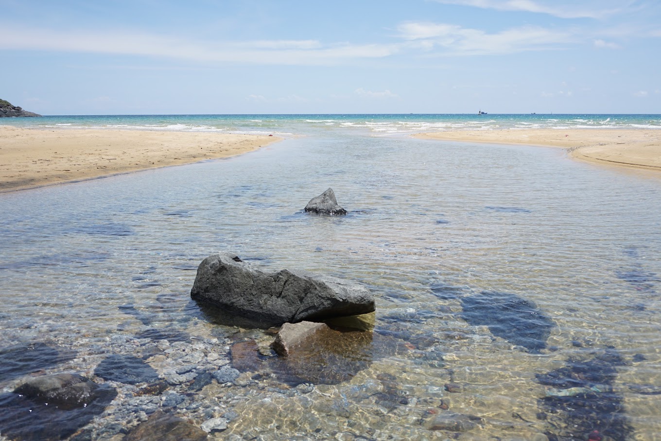 Not far from Dam Trau beach, hot spring beach is an extremely interesting and attractive stop.