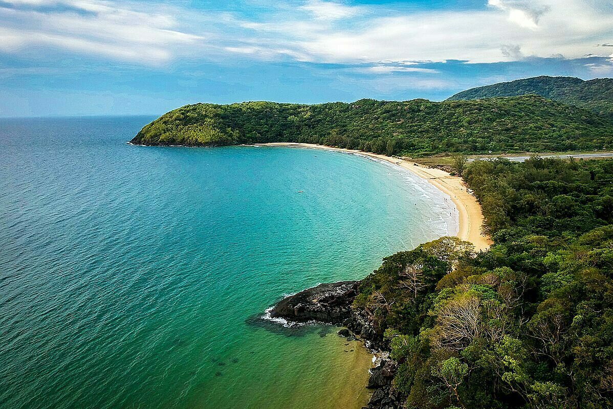 Con Dao hot stream beach, also known as "mysterious beach" or "secret beach" (named by the local people), the beach is located near Dam Trau beach.