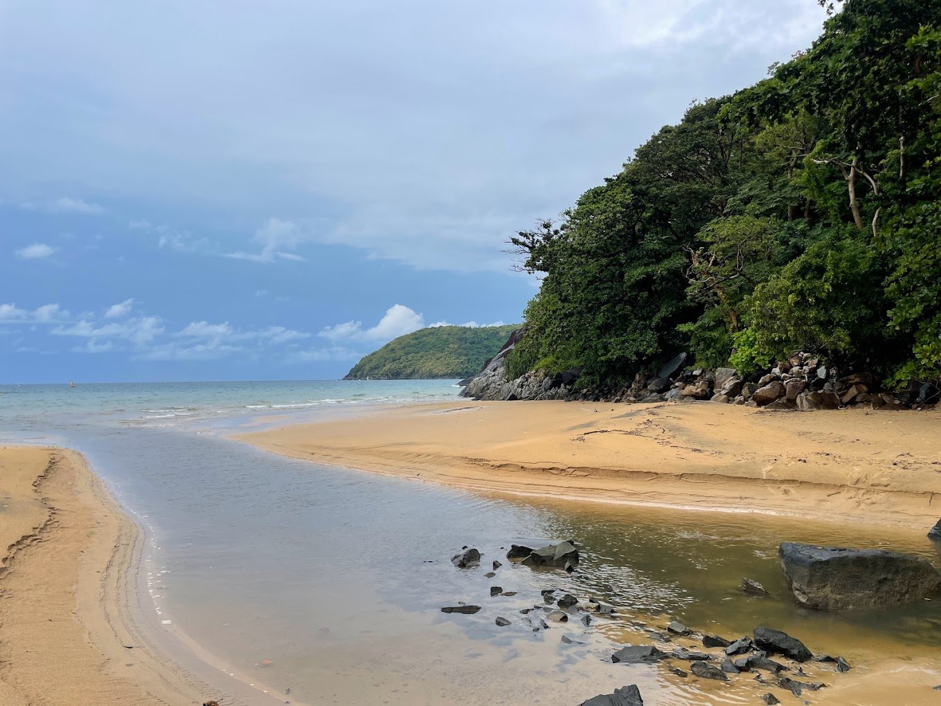 Coming to Suoi Hot Beach, visitors will be surprised at the desirable natural scenery, where the smooth white sand stretches and the green forest ecosystem.