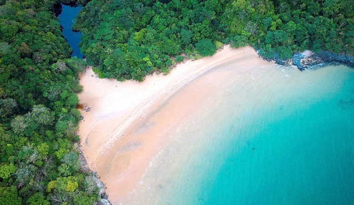 The hot stream beach in Con Dao, beautifully like a picture with clear water, hidden behind the green forest, creating a peaceful feeling for visitors every visit.