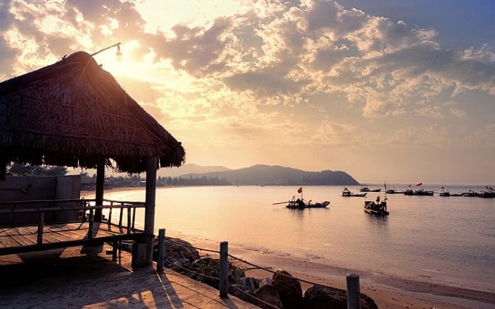 From a distance, this rocky beach is exactly like a fishing ground, so the locals are called the beloved name "Ngu Hai beach".