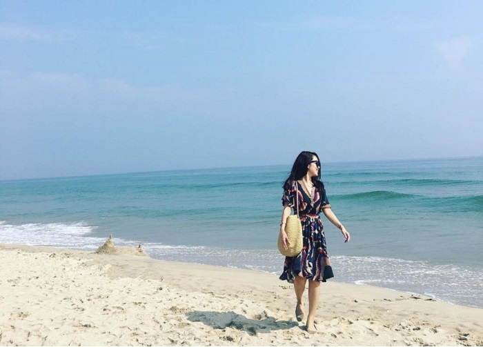 Not too noisy, bustling like other beaches, Cua Hien beach always keeps herself quiet and quiet.