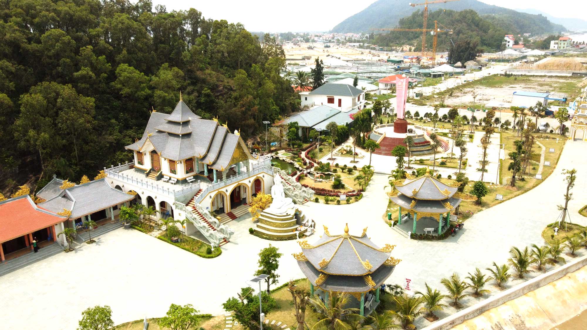 Visitors can go to Hai Tien Thanh Hoa pagoda at any time of the year because the temple is open all year round.