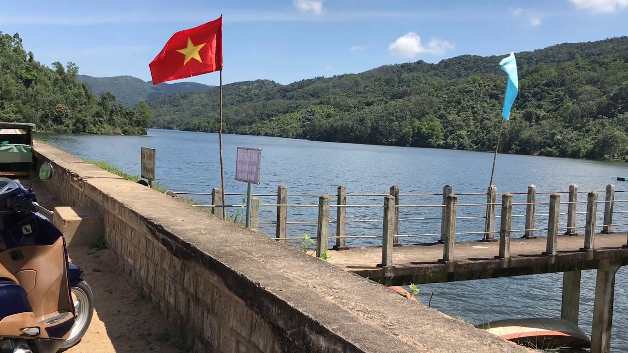 Tuy Hoa市の中心部から約30kmのHoc Ram Lakeは、雄大なrow岩と緑の田んぼに囲まれています。