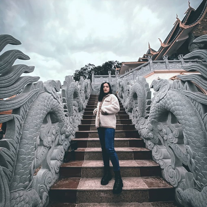 Thanh Hoa Pagoda has an extremely impressive architecture, with many sharp roofs on the floor.