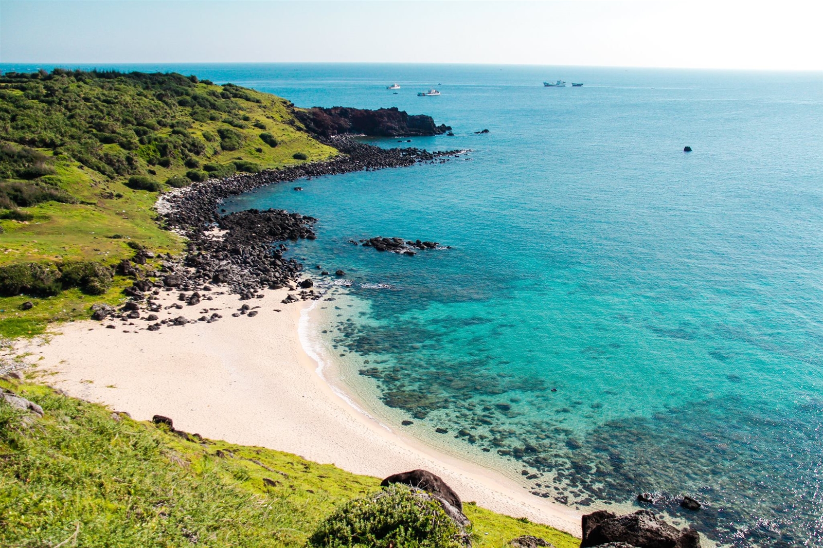 Phu Quy small beach is the "worthy" check -in place that young people are hunting recently.