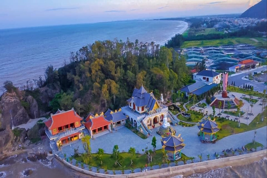 Hai Tien Thanh Hoa Pagoda, unique architecture is located between the blue sea and the beautiful golden sunshine.