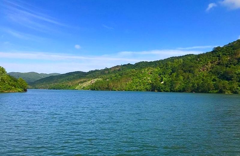 Hoc Ram Lake、Phu Yenの山の真ん中に隠された青い真珠