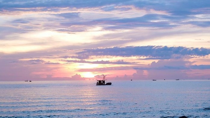 Cua Hien beach is famous for its stretching beach with fine white sand, visitors can admire the beautiful blue sky