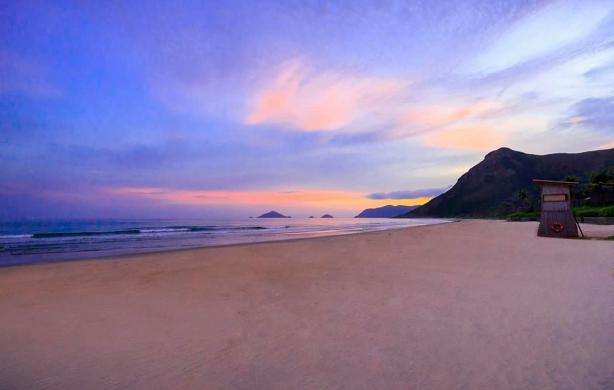 The best time to go to the slope or Con Dao tourism beach is from March to September.