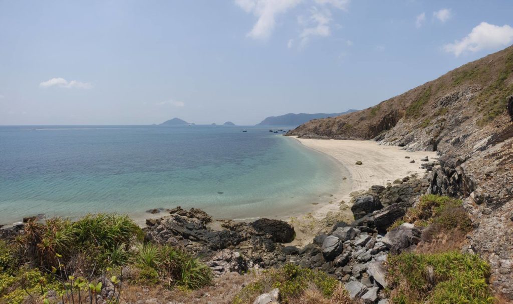 With clear blue water, what are the bottom of the bottom, what are you waiting for without mingling with the clear blue sea at the slope beach?